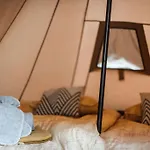 Tipi-Tent Met Outdoor Cooking Mogelijkheid Campsite
