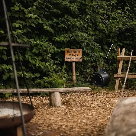 Tipi-Tent Met Outdoor Cooking Mogelijkheid