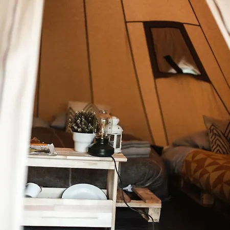 Tipi-Tent Met Outdoor Cooking Mogelijkheid *