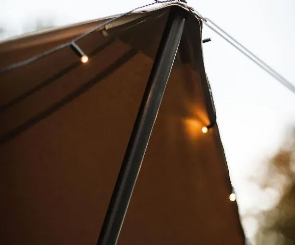 Camping Tipi-Tent Met Outdoor Cooking Mogelijkheid